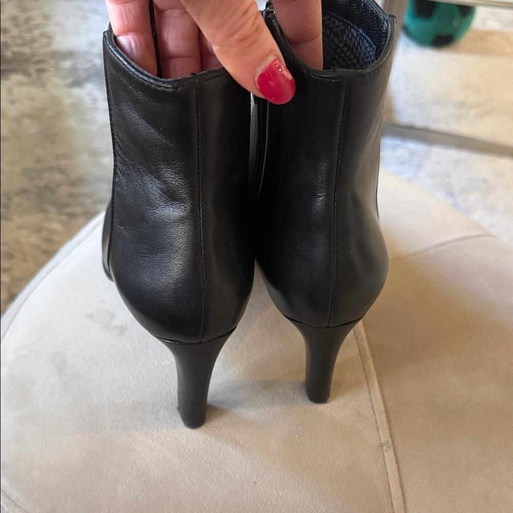 Aquatalia Black Leather Ankle Booties - Excellent Condition - Picture 2 of 4